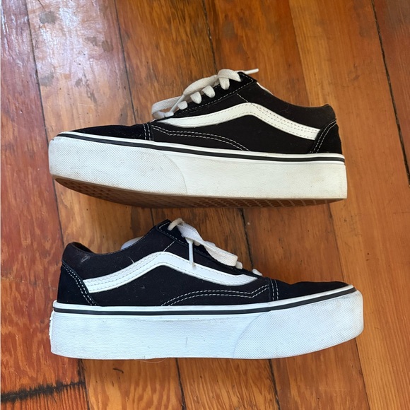 Vans Black and White Sneakers Classic - women’s 6 men’s 4.5 - Picture 2 of 5